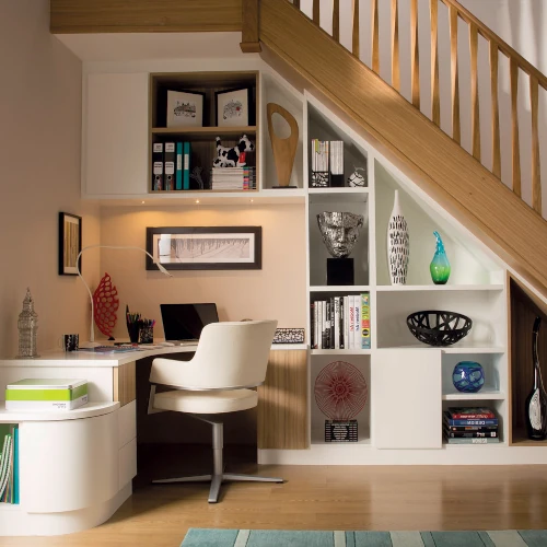 Entrepreneur en construction de rangement sous l'escalier