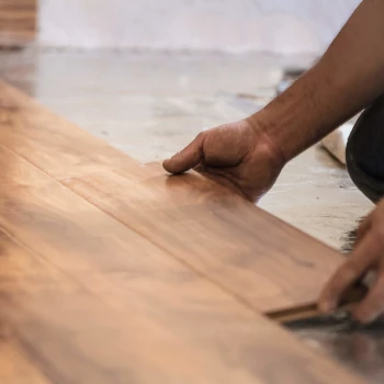 Entrepreneur en installation de plancher de bois
