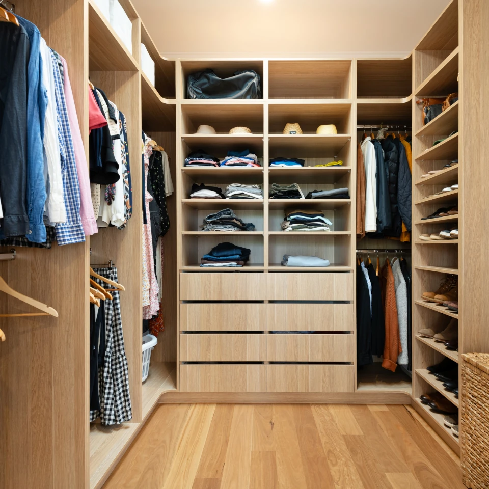 Entrepreneur en rénovation et construction d'espace de rangement sur mesure