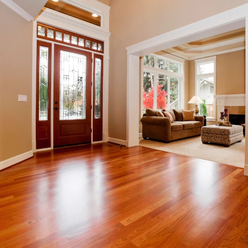 Rénovation de maison - Installation de bois franc par un entrepreneur